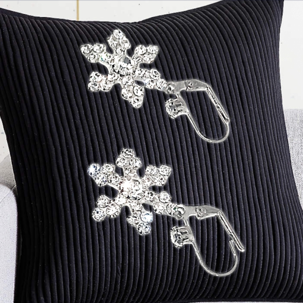 .🎄10/$20.  Snowflakes Rhinestones Silver Tone Earrings - Picture 4 of 8